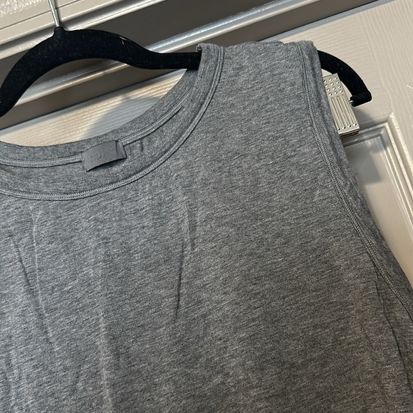 SKIMS | Boyfriend Crop Tank - Picture 3 of 6